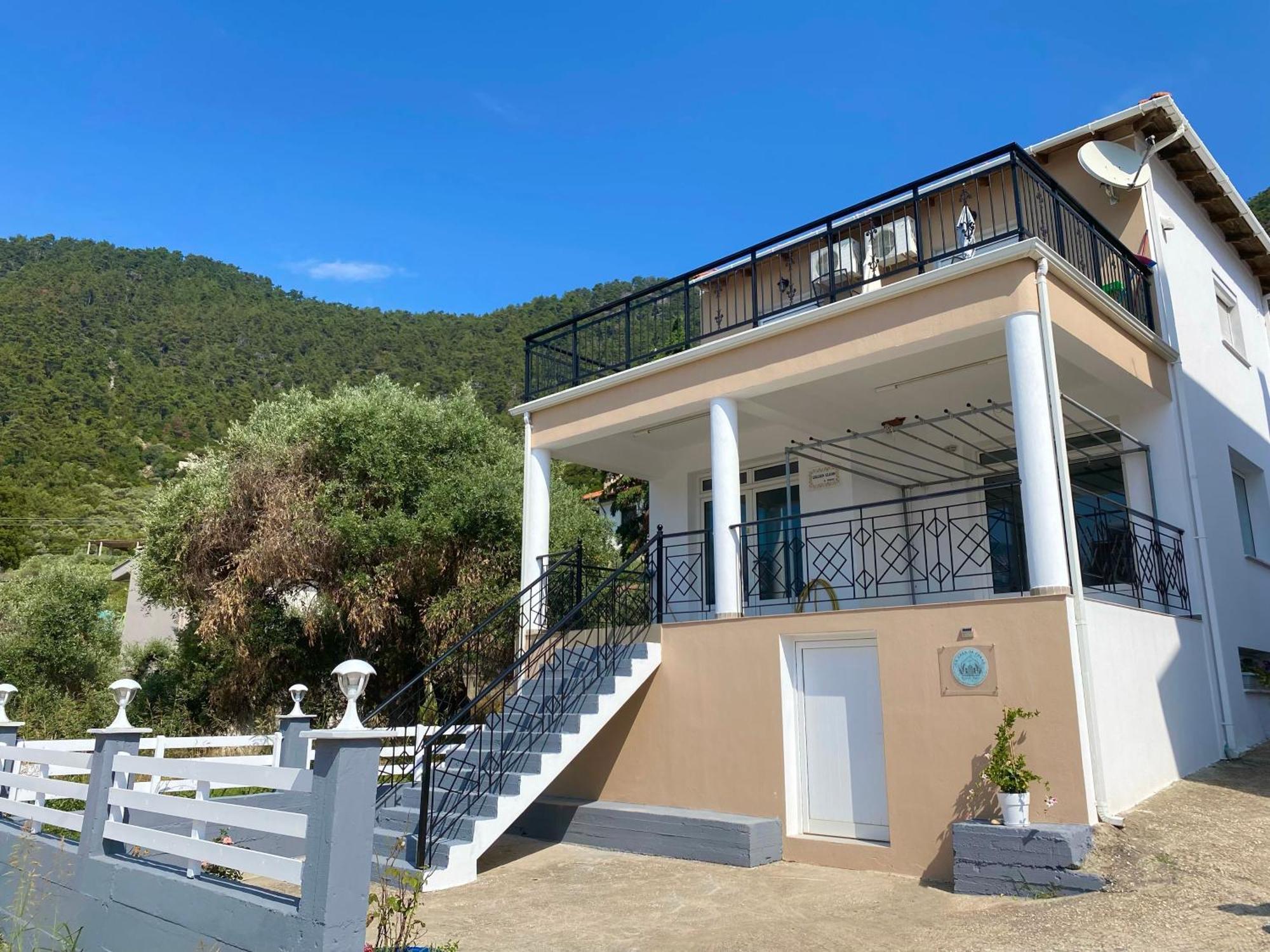 La Casa De Fokas - *